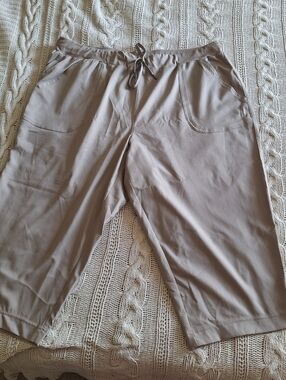 Woman's St John's Bay light beige Capri pants Size 2XL
